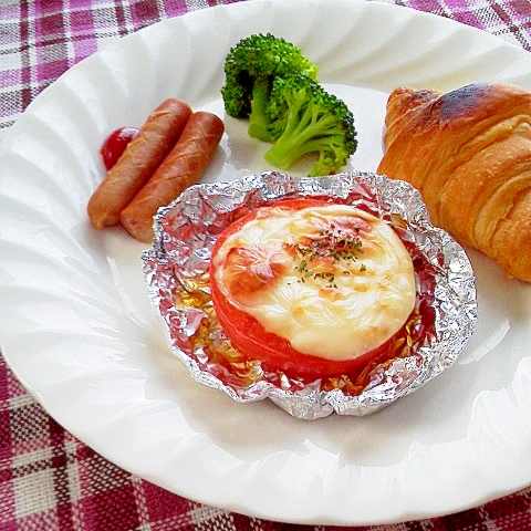トマトグリルと茹でウインナー＆ブロコの朝食プレート