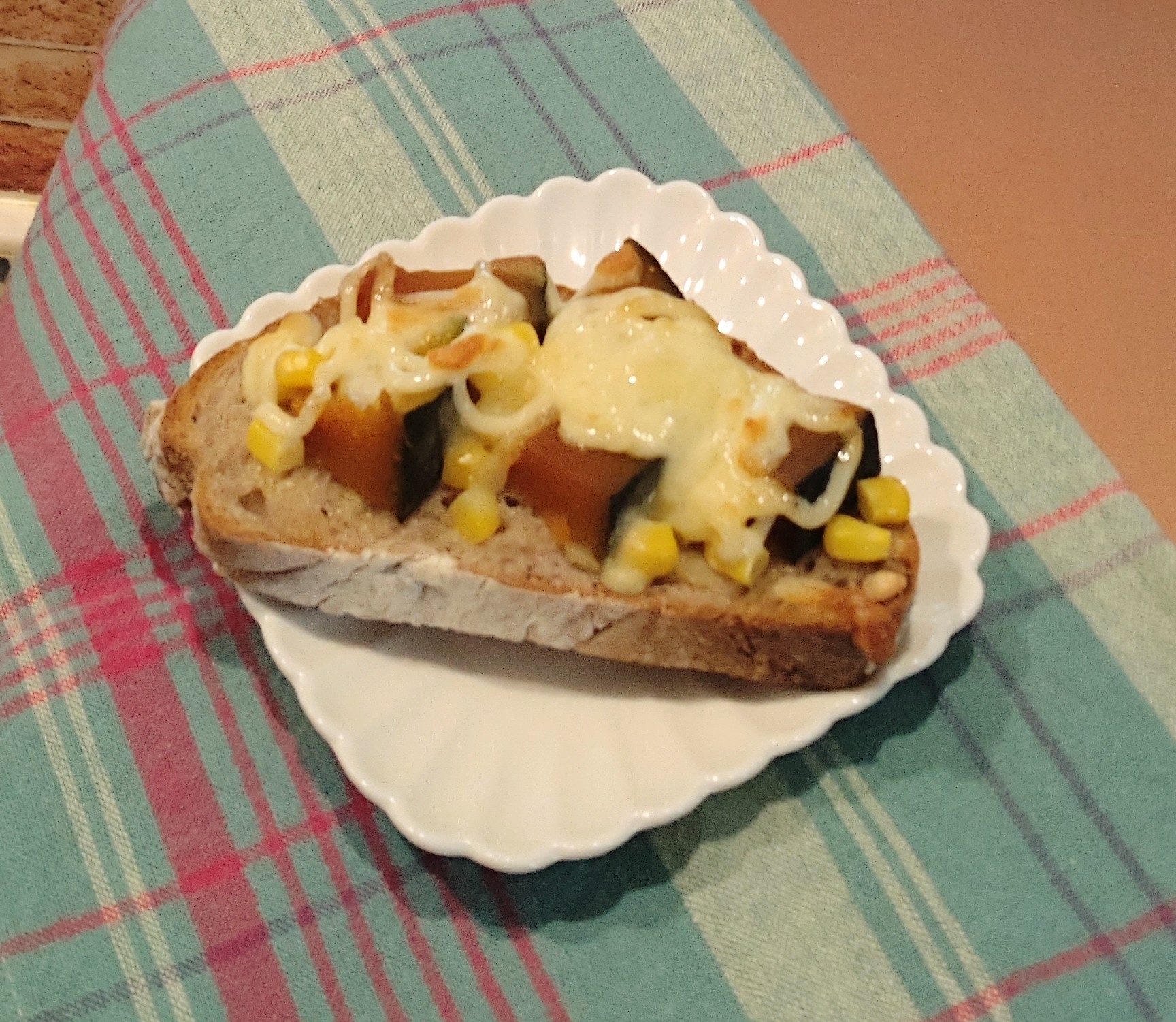 かぼちゃとコーンのチーズトースト