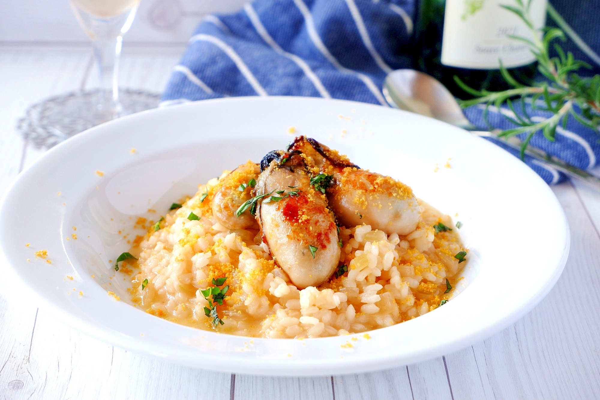 白の皿に盛られたからすみのリゾット