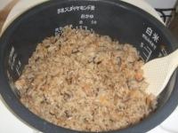 ツナとひじきと塩昆布の炊き込みごはん