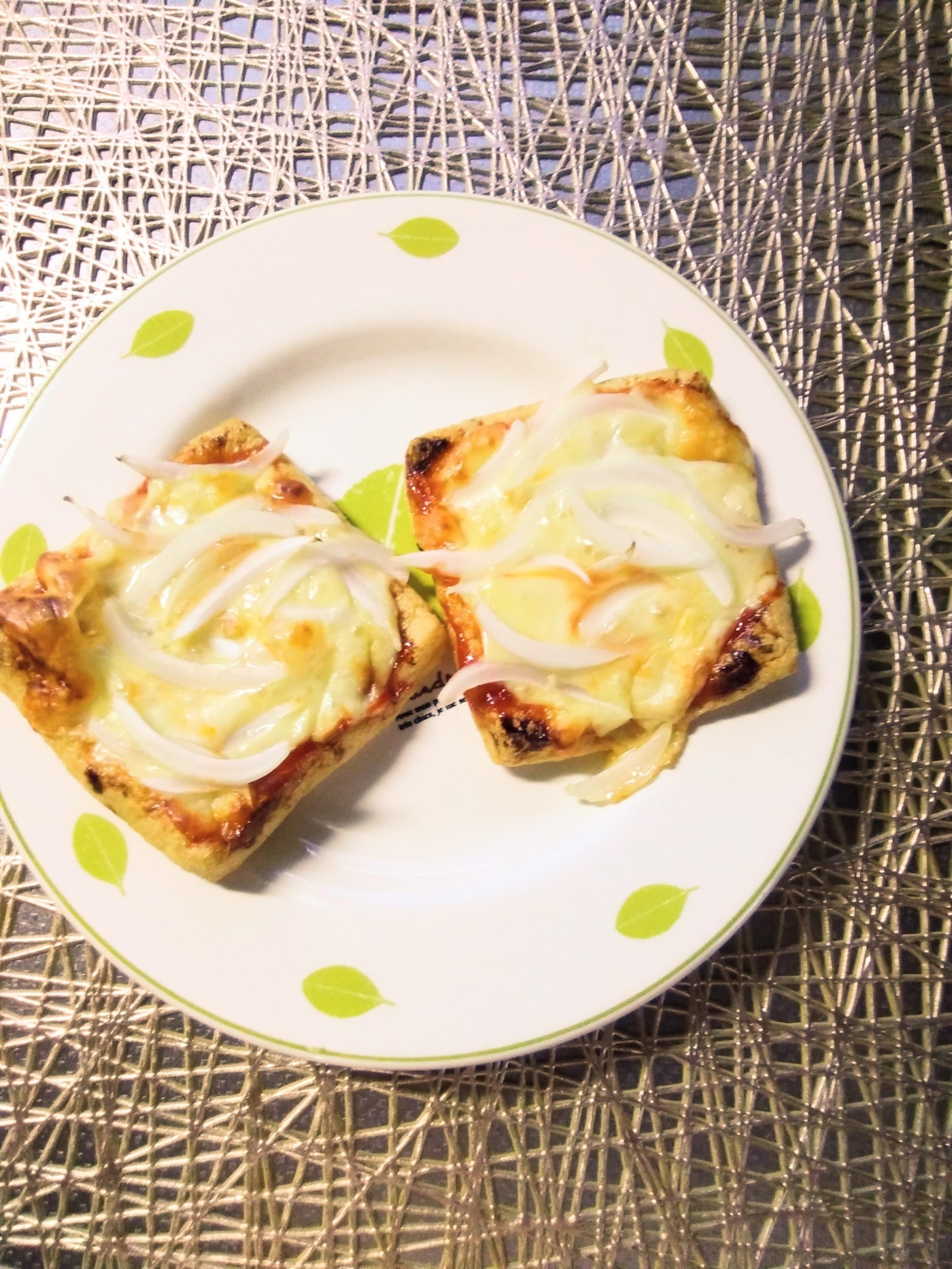 油揚げ新玉ねぎとチーズのせ焼き☆ピザ風