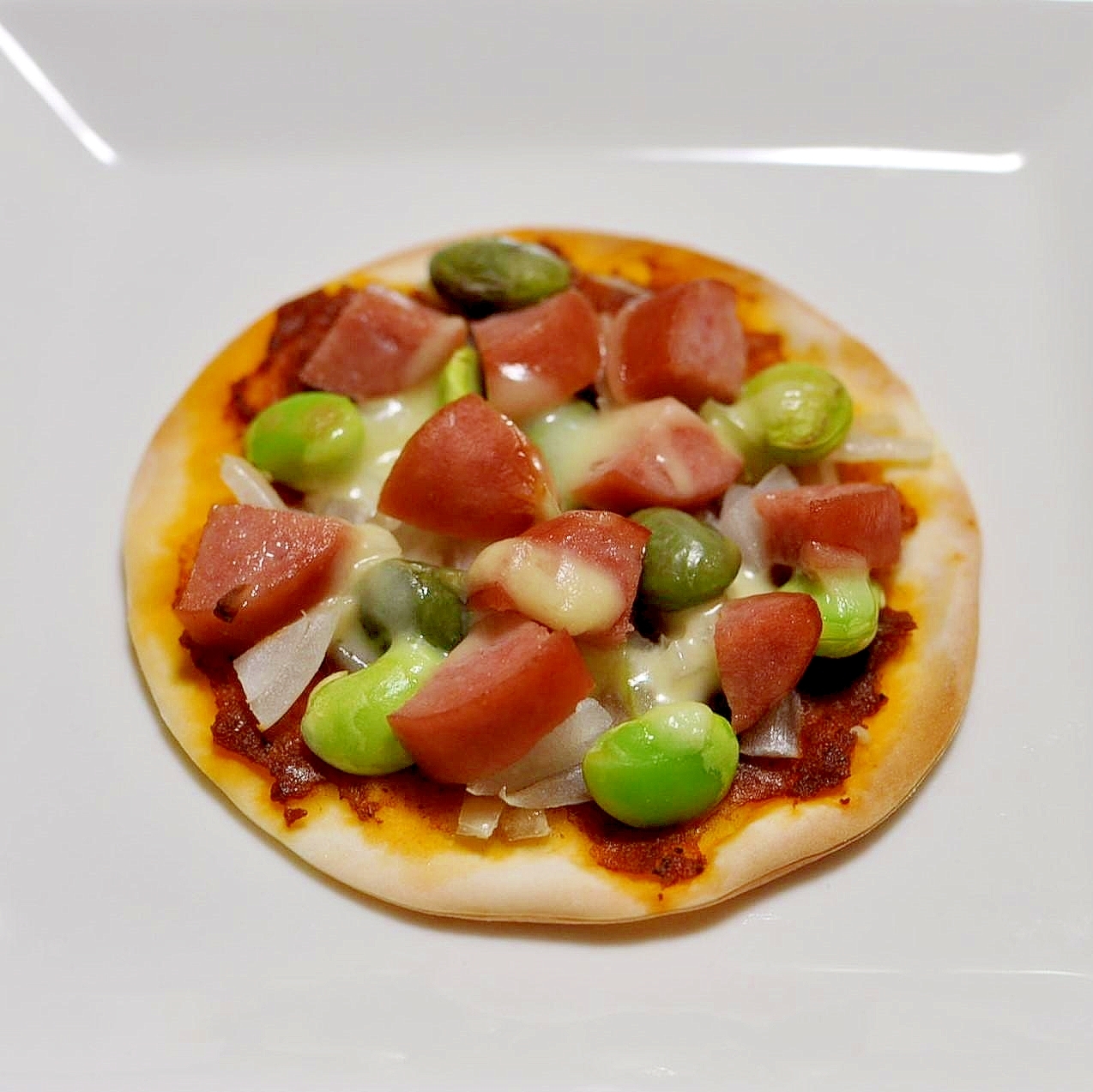 チョリソー＆枝豆＆カレーペーストde餃子の皮ピザ