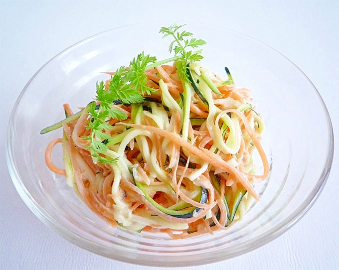 ガラスの器に盛られたズッキーニとにんじんのスローサラダ