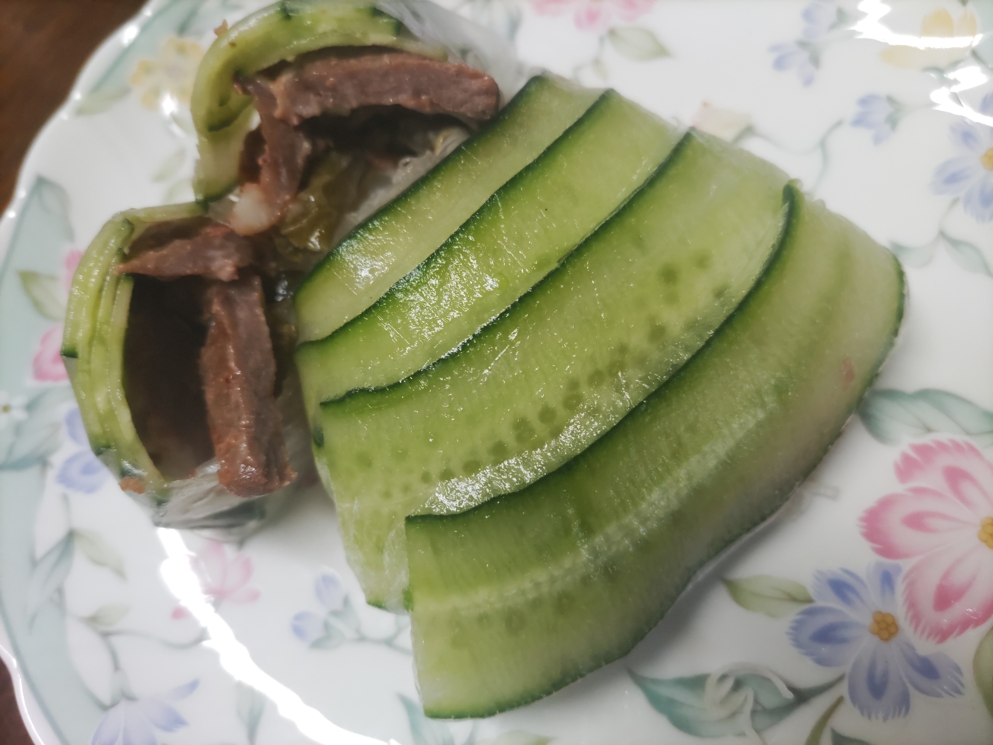 牛肉とニンニクの芽炒めときゅうりの生春巻き