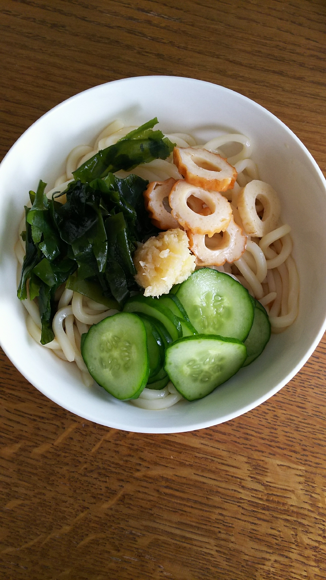 わかめときゅうりとちくわのダシダうどん