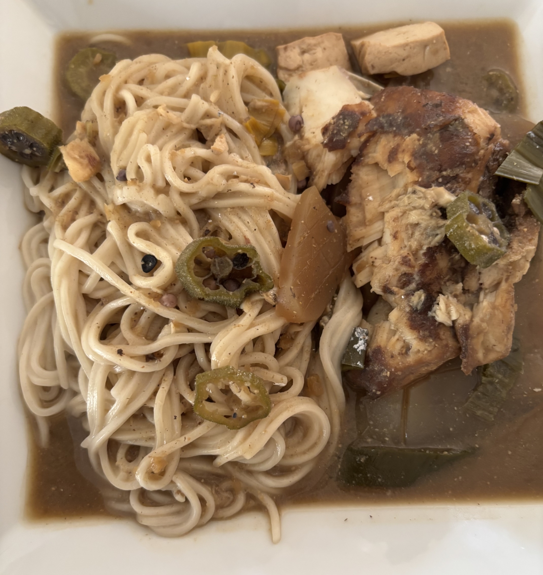 鉄鍋で具沢山味噌ベース、煮込み魚