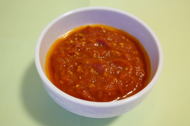 白い器に盛り付けたレンジで簡単トマト缶のピザソース