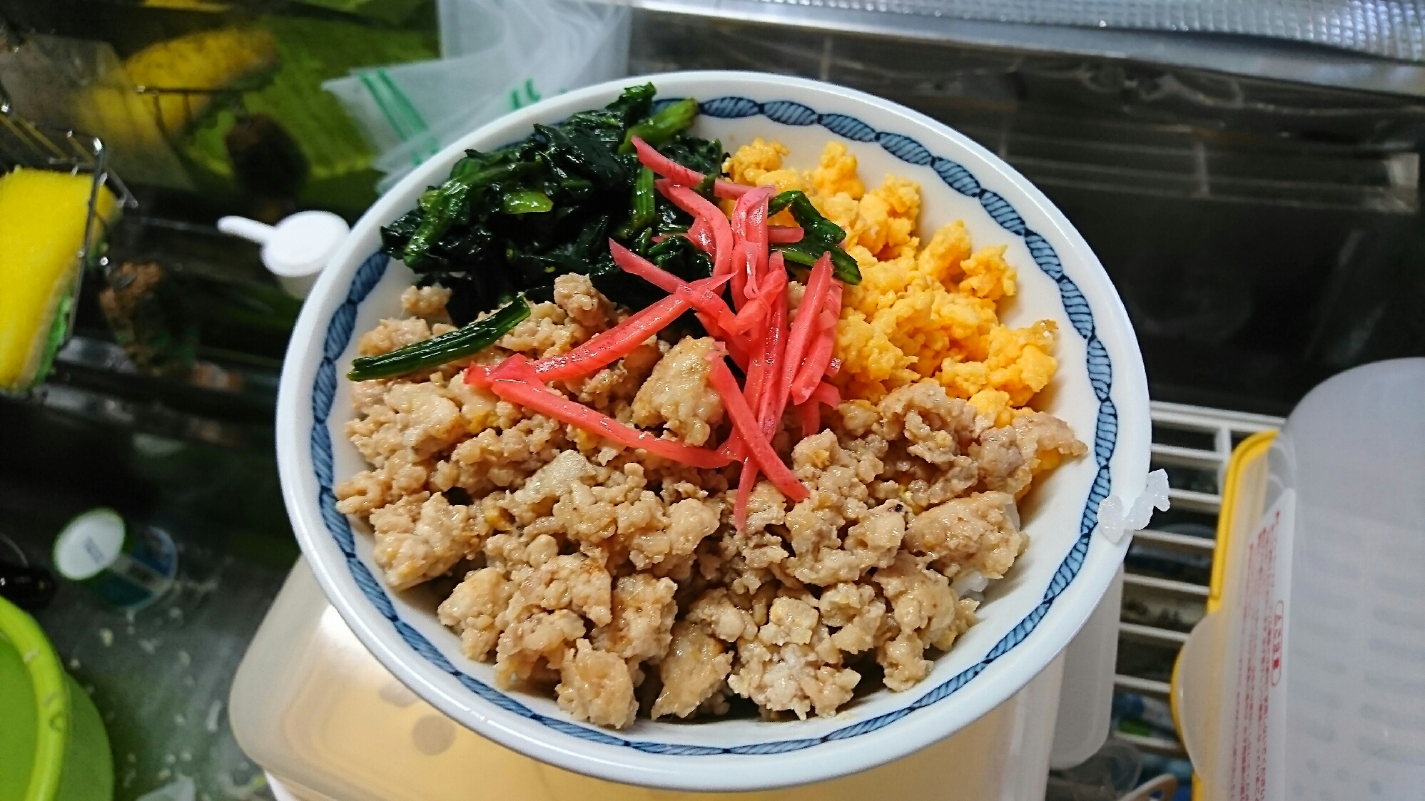 我が家の定番！鶏そぼろとほうれん草の3色丼！