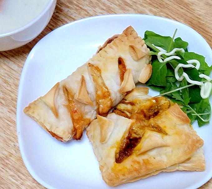 冷凍パイシートでミートチーズ＆ソーセージのパイ