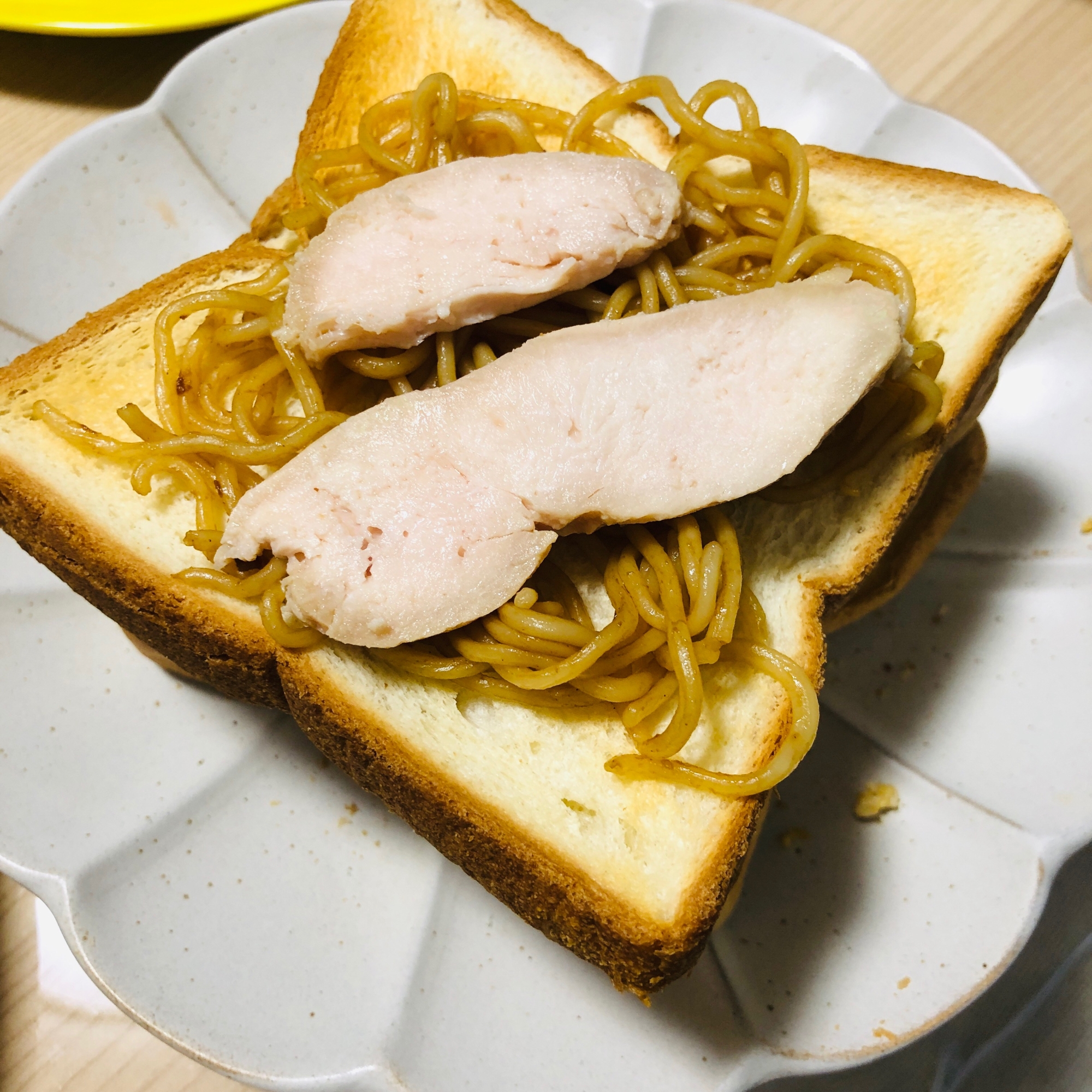 鶏ハムのせ焼きそばトースト