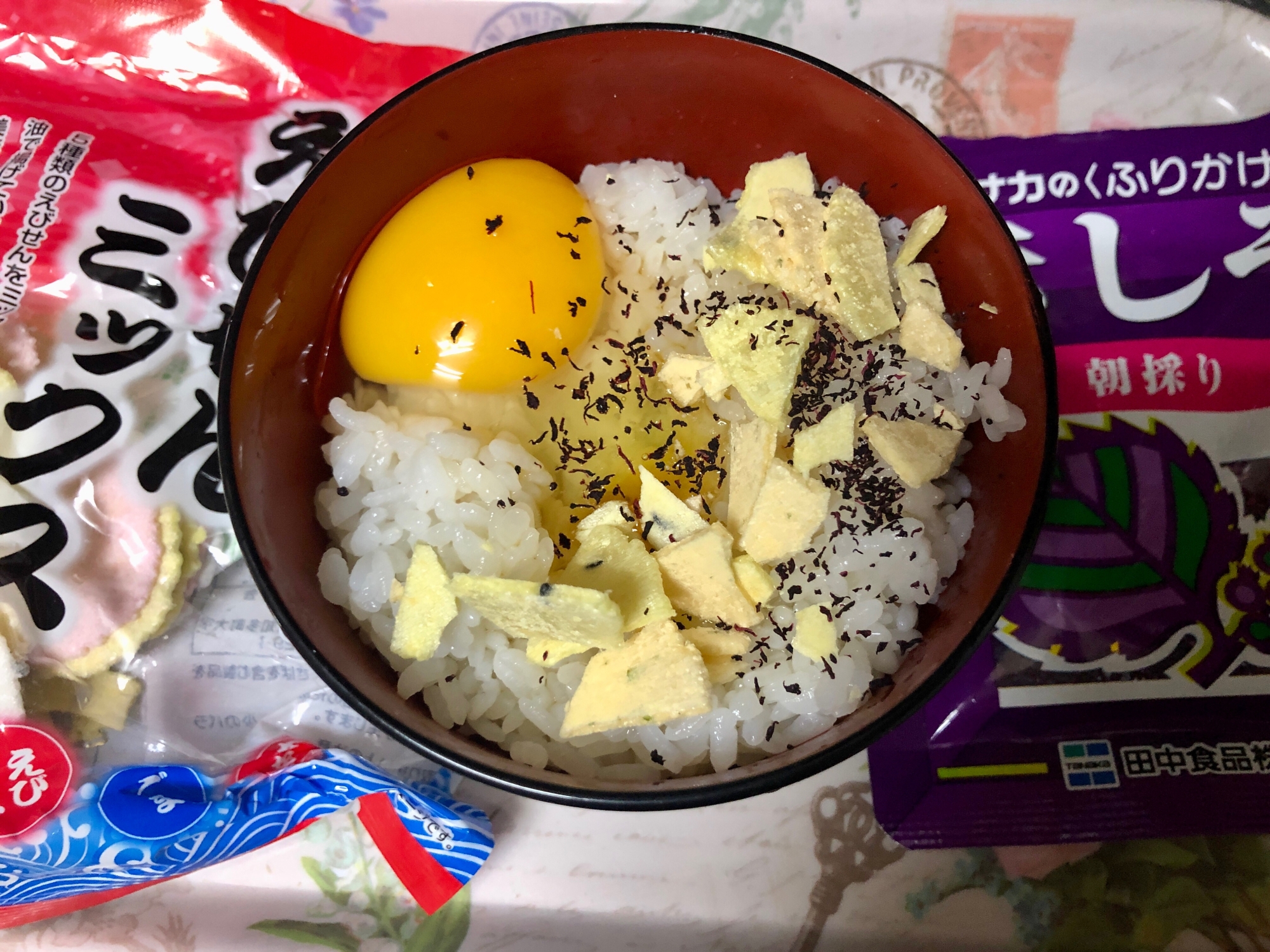 簡単丼！えびせん風味♪海老シソ卵かけご飯