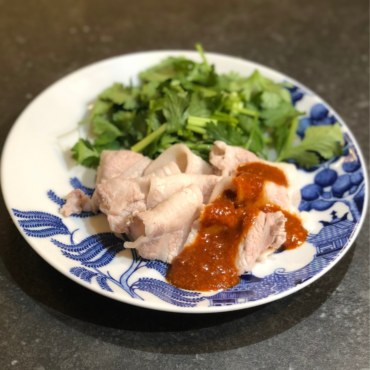 【雲白肉】豚しゃぶの四川風ピリ辛ソース