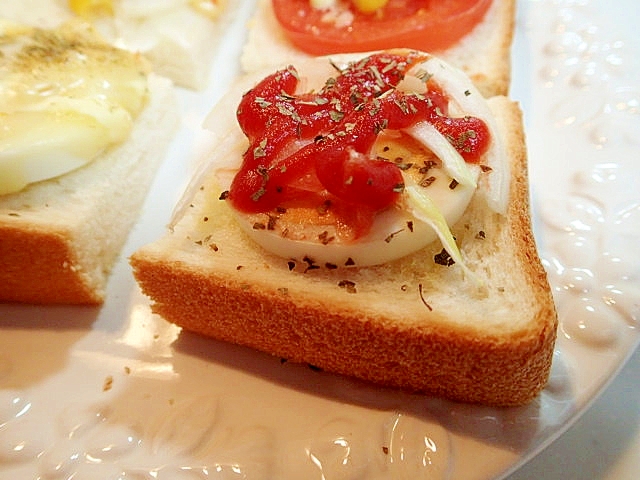 バジル/ケチャで　ゆで卵と玉ねぎのミニトースト