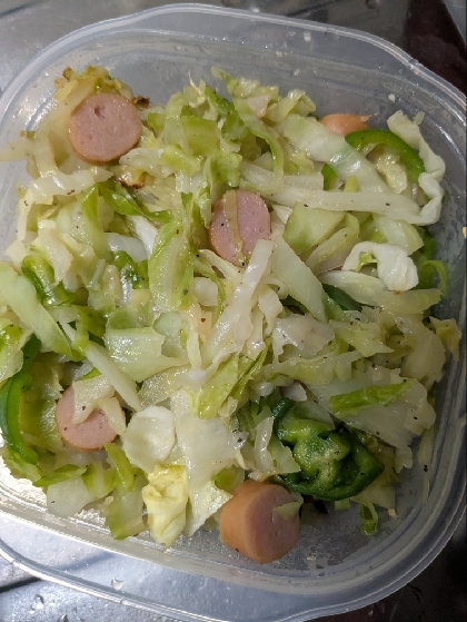 簡単節約！ウインナーとキャベツのガリバタ炒め