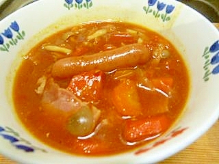 ソーセージと野菜と肉の煮込み（トマトカレー味)