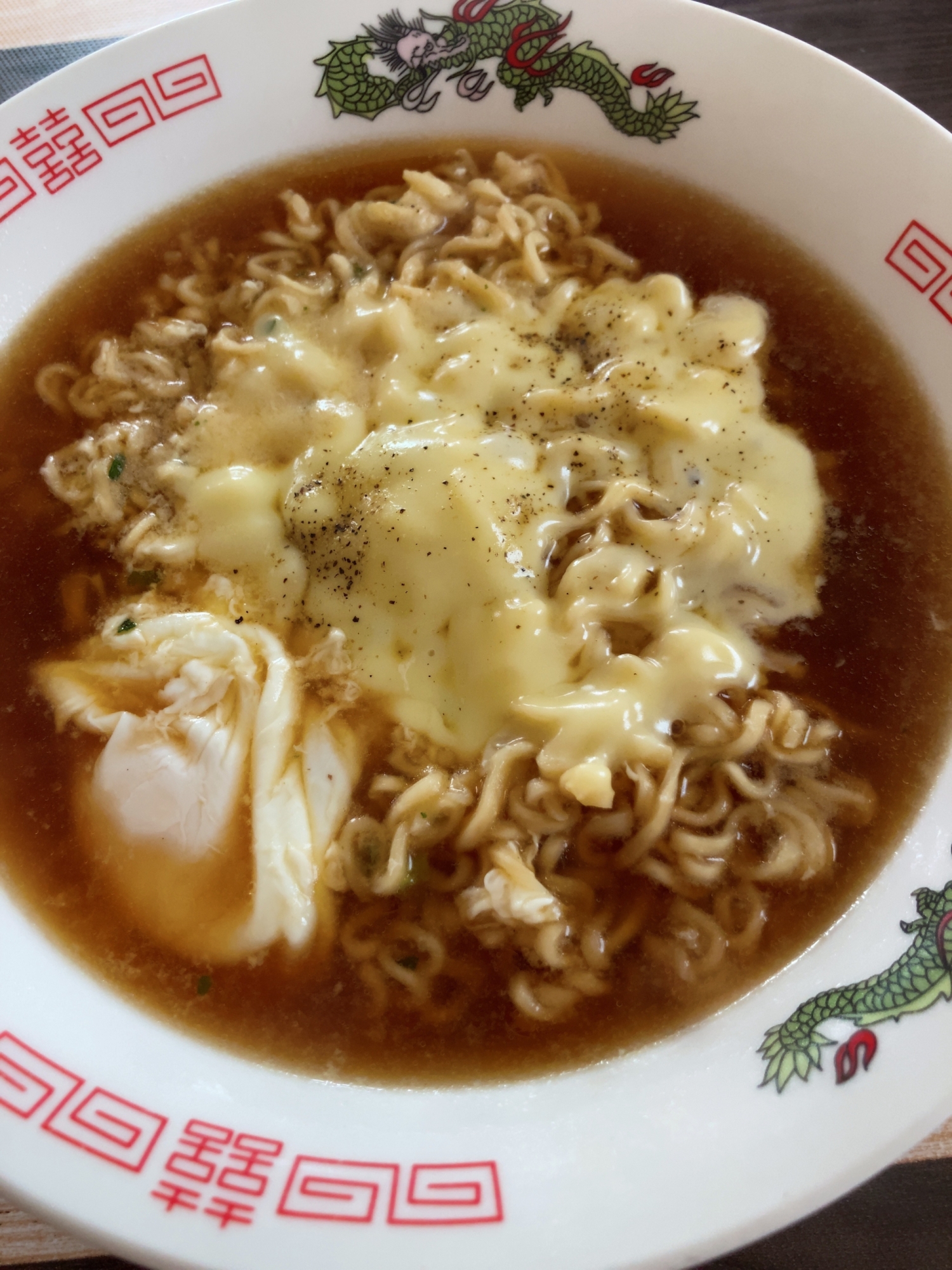 半熟卵のチーズ醤油ラーメン