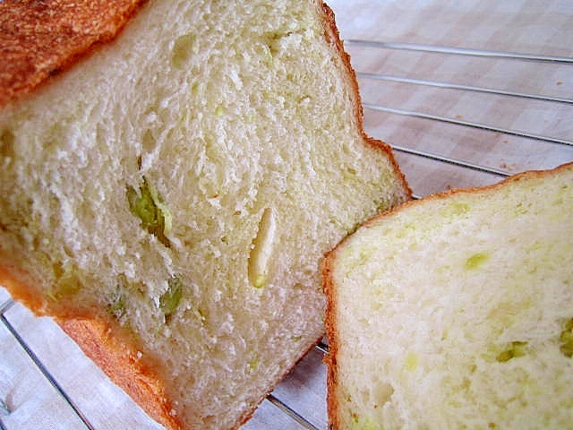 焼き網にのせたうぐいす豆の食パン