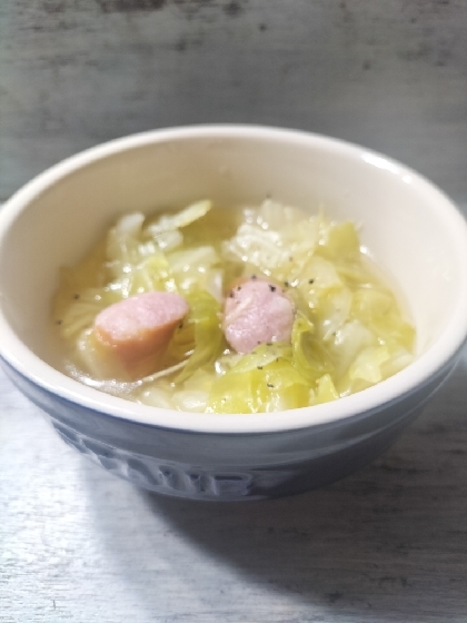 甘みと旨みにほっこり♡キャベツとソーセージのスープ