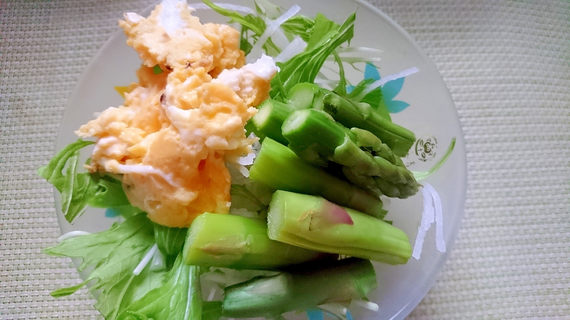 水菜とアスパラガスと炒り卵のサラダ