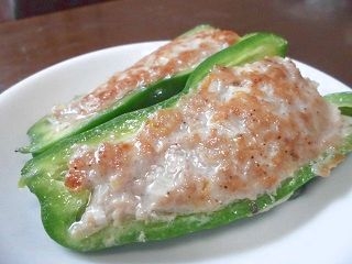 中のお肉がジューシーでとってもおいしかったです、
これだとピーマンの苦味も気にならないですね。