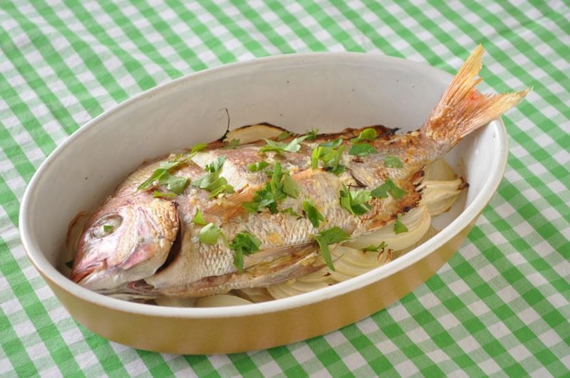 オーバル皿に盛り付けた鯛のオーブン焼き