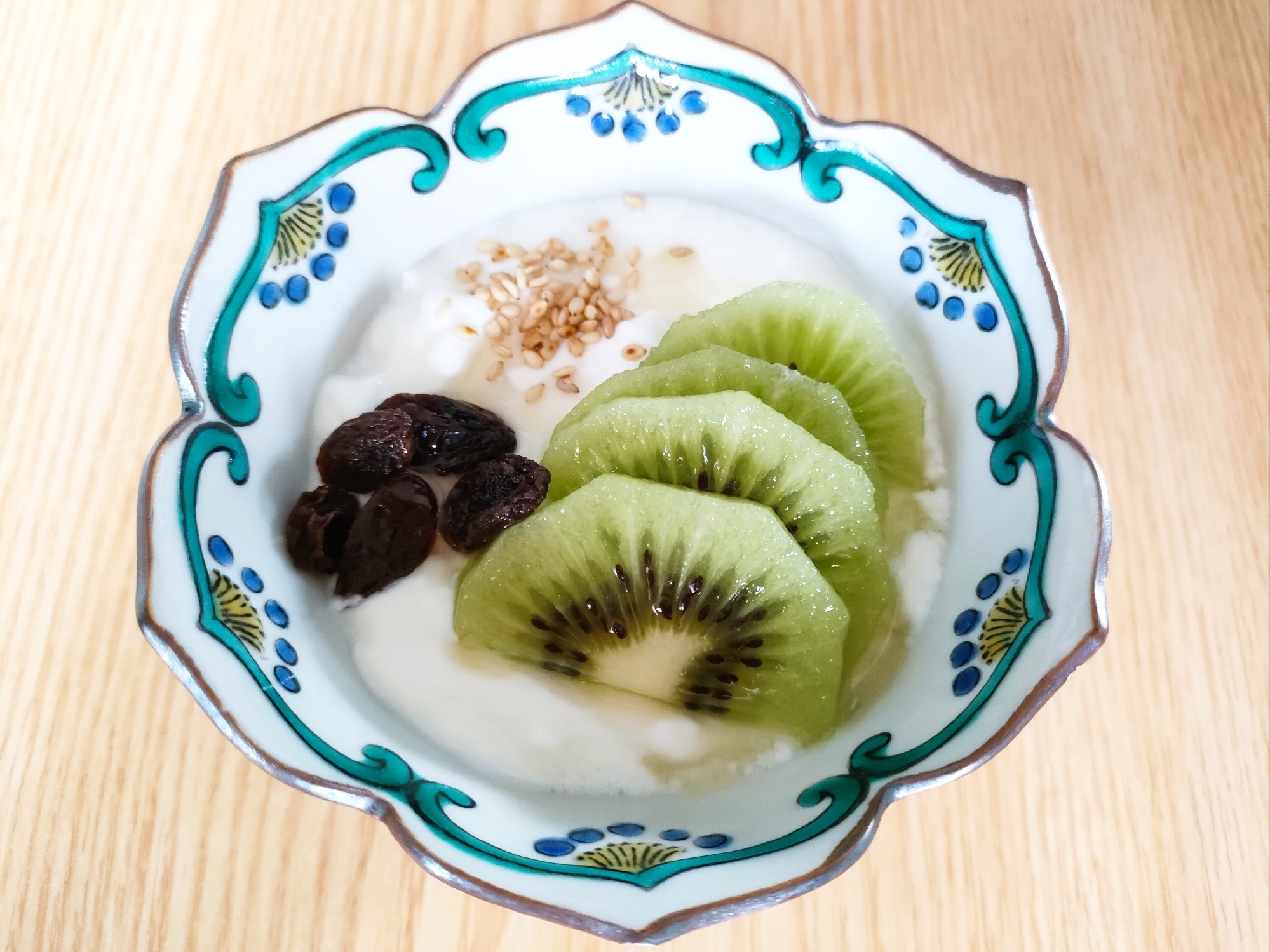 キウイとレーズンとごまのヨーグルト