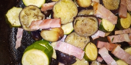 茄子とズッキーニとベーコンの炒め物