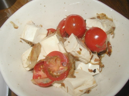 完熟トマトの消費に！　塩豆腐と和えてサラダに♪