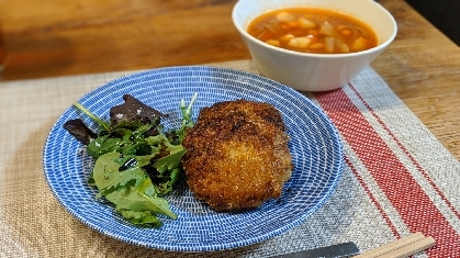 サクサクで、メンチのお肉の下味もしっかりついてて、とっても美味しかったです！
そのまま食べても、ソースとマヨネーズで食べても、どちらも美味しかったです♡
