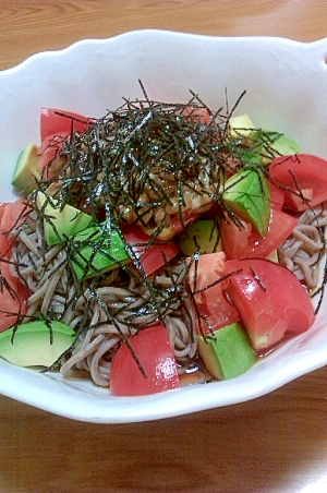 トマトとアボカド納豆のおそば