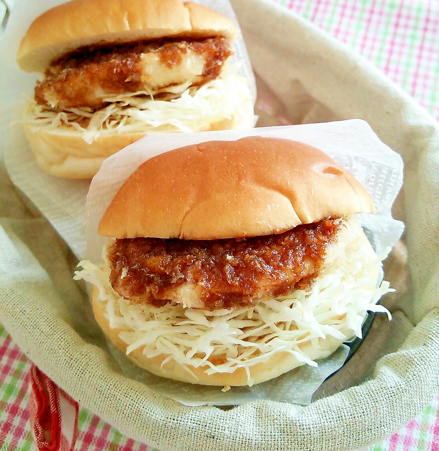 バターロールでチキンカツサンド