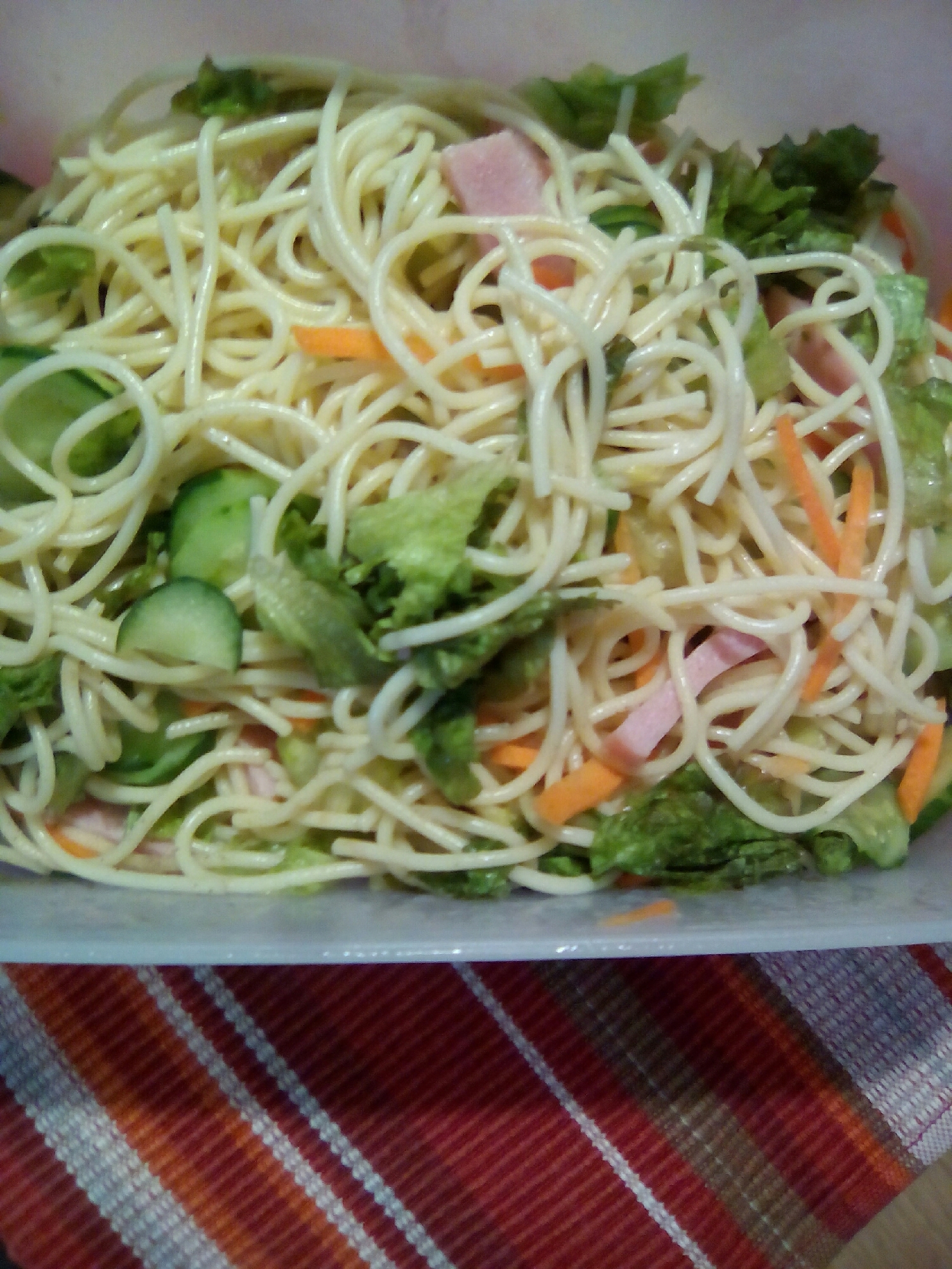 スパゲティと野菜のサラダ