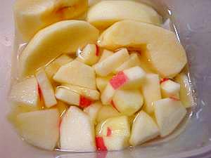 お弁当レシピ　りんごのパイナップル缶汁漬け