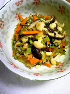栄養たっぷり小松菜の茎とキノコの油炒め
