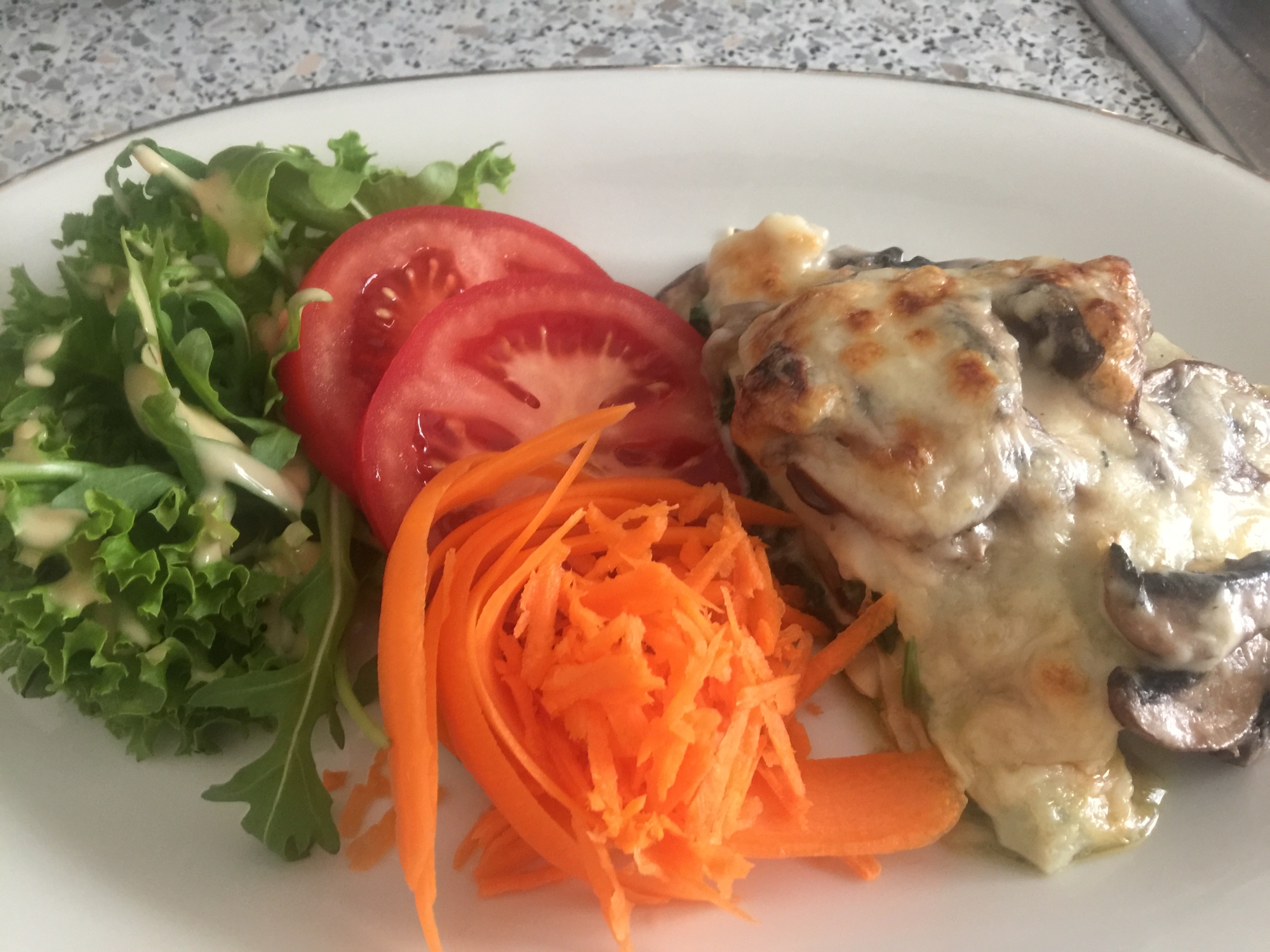 葉ほうれん草ときのこのクレープグラタン