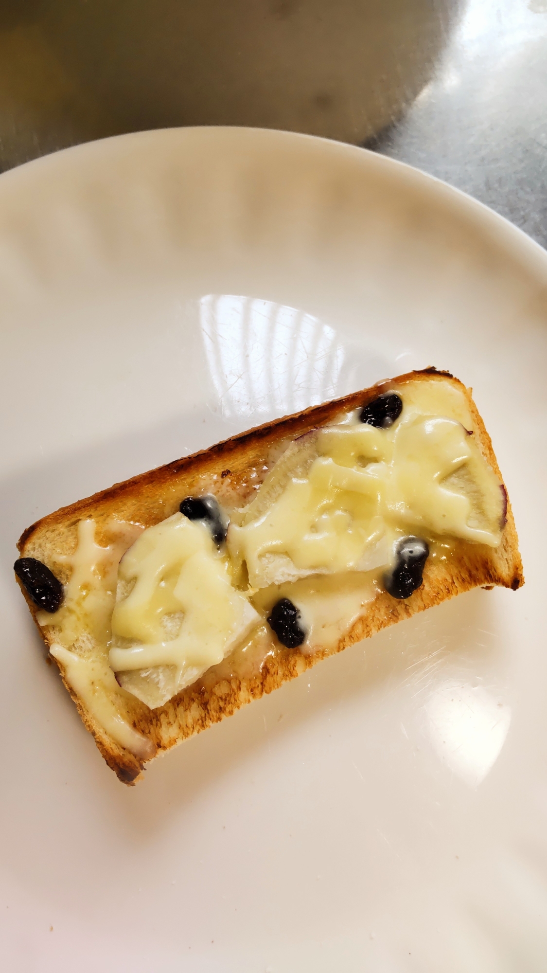国産チーズでさつまいもレーズントースト