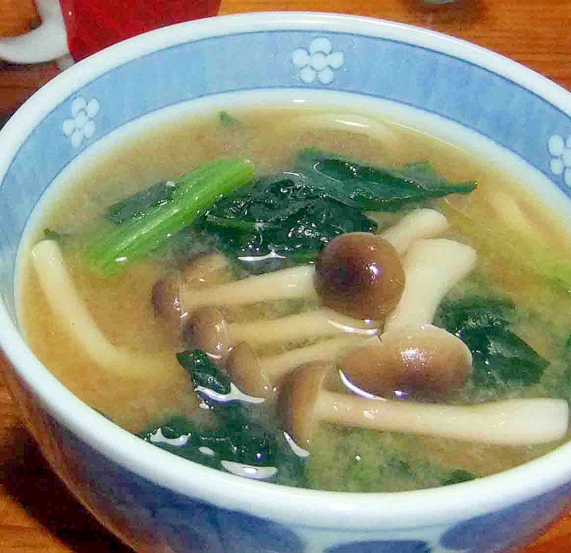 ほうれん草としめじの味噌煮込みうどん