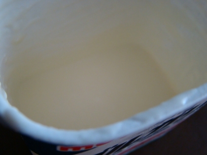 ヨーグルトの定番〆にはコレね(*^m^*)最近ヨーグルトとかアイスのカップは最後に何かをプラスして容器として使って食べきらないと勿体無いって思うようになった(笑