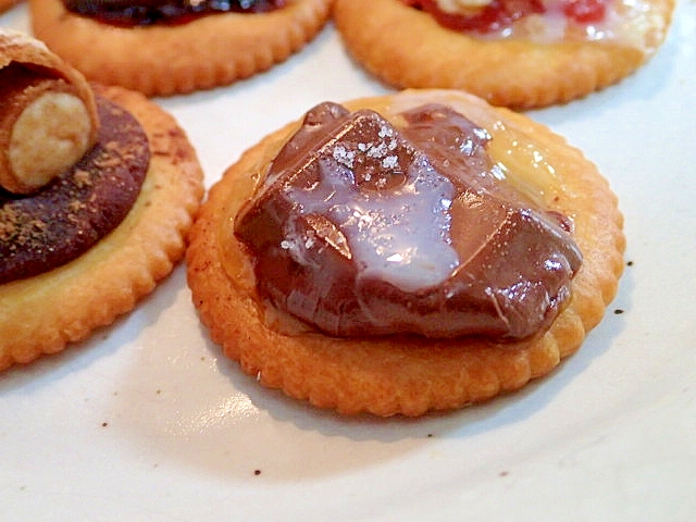 パインアップルジャムとビターチョコの焼きリッツ