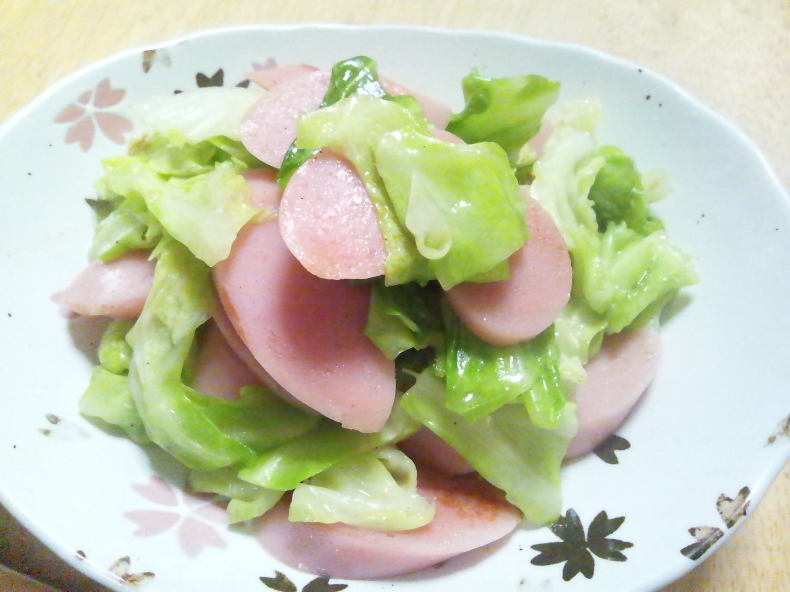 魚肉ソーセージとキャベツの炒めもの♪お弁当にも