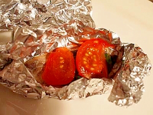 鰯のホイル焼き　ミディアムトマトと生バジル