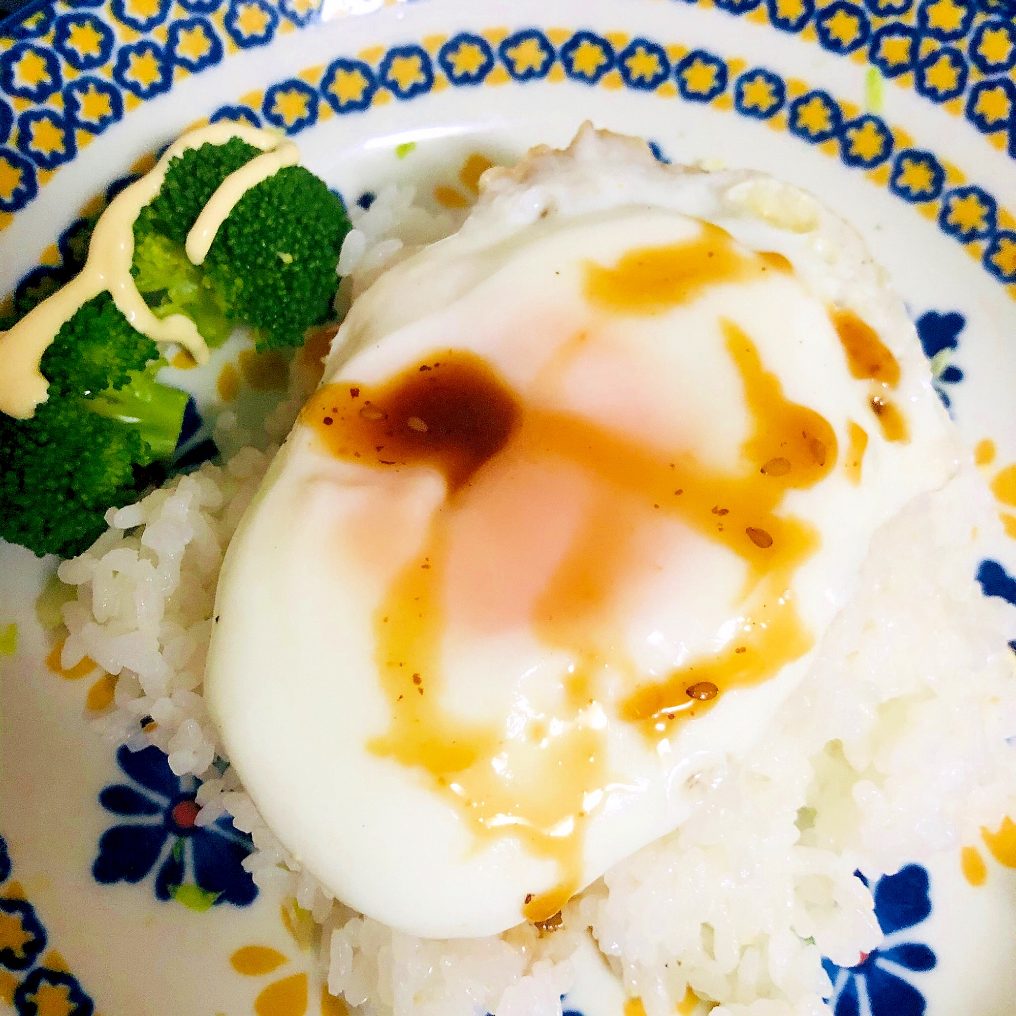 目玉焼き丼とブロッコリー