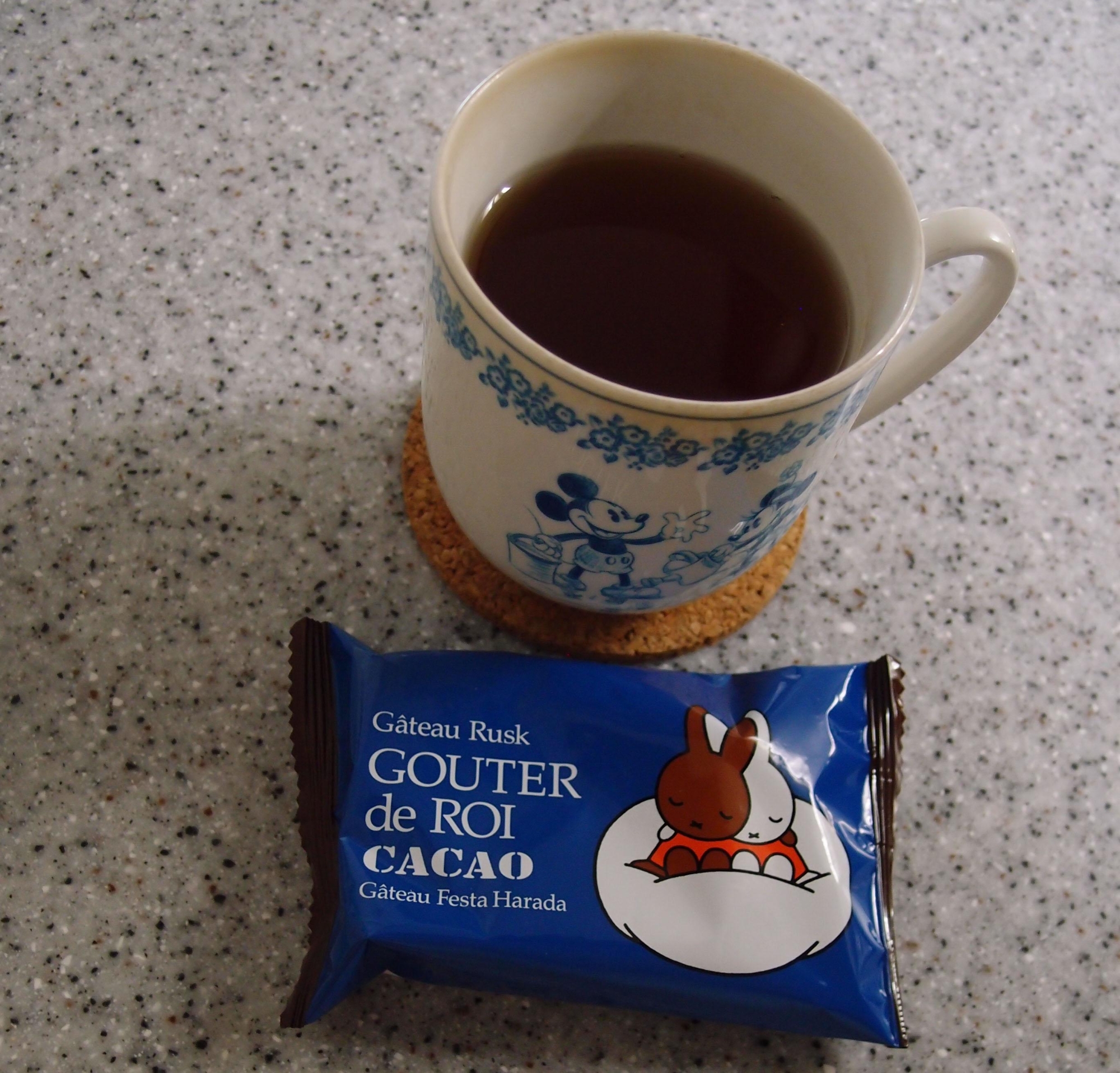 メープルシロップ入りの健康茶とお菓子でティータイム