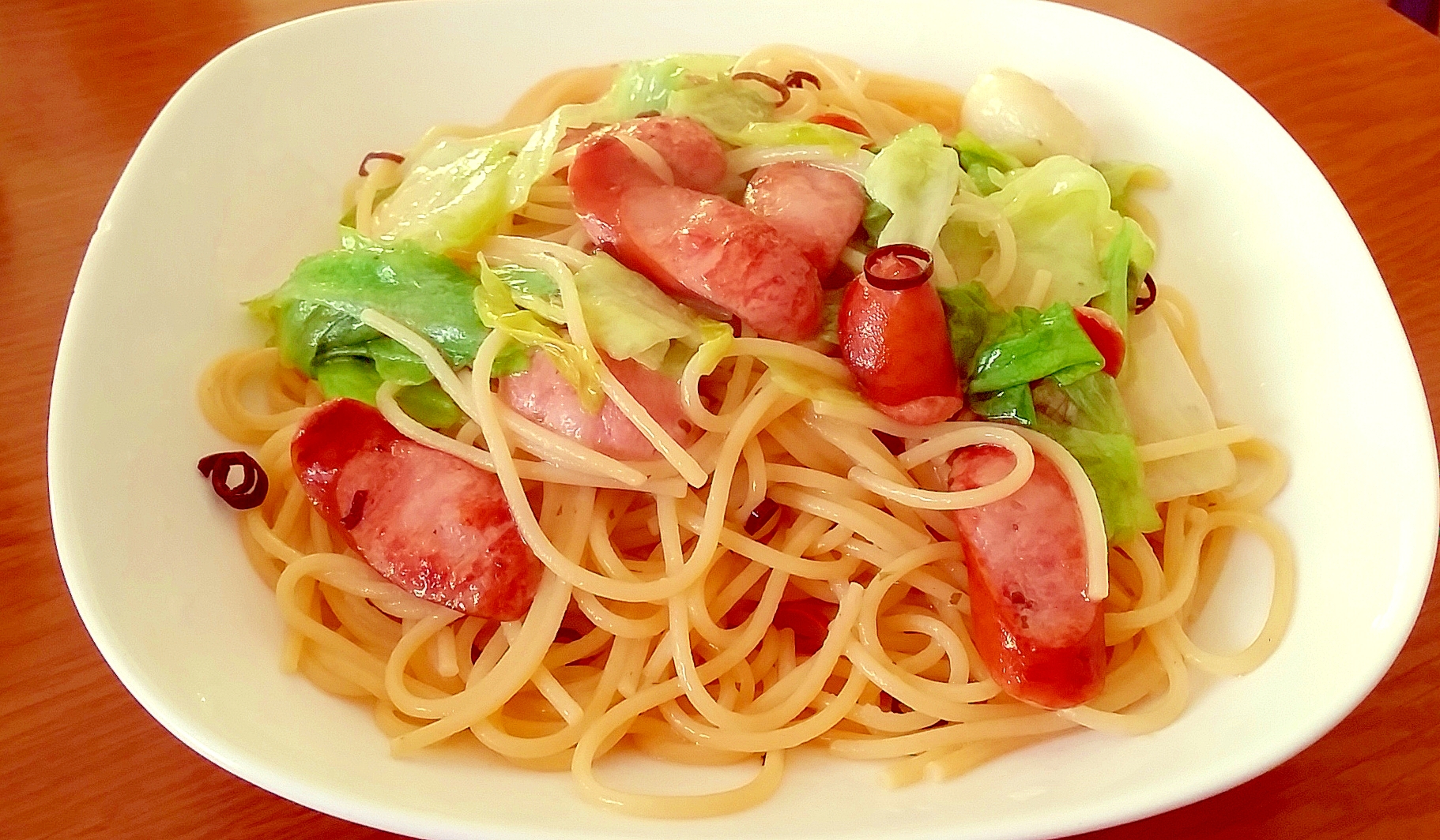 ウインナーとレタスのペペロンチーノ風パスタ♪