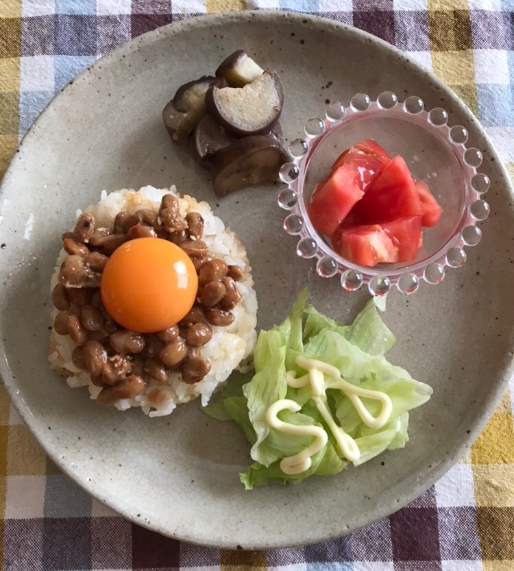 卵黄のせ納豆ごはんの朝ごはんプレート