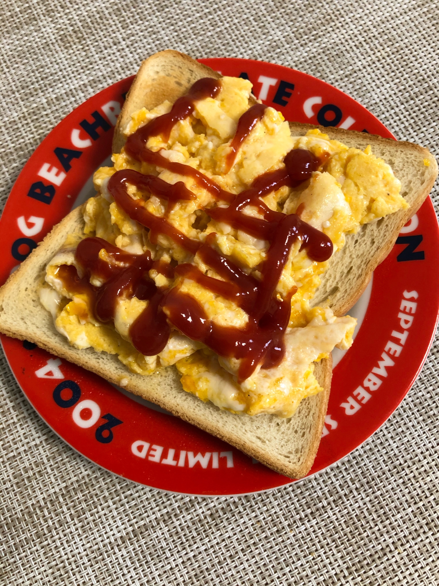 スクランブルエッグトースト