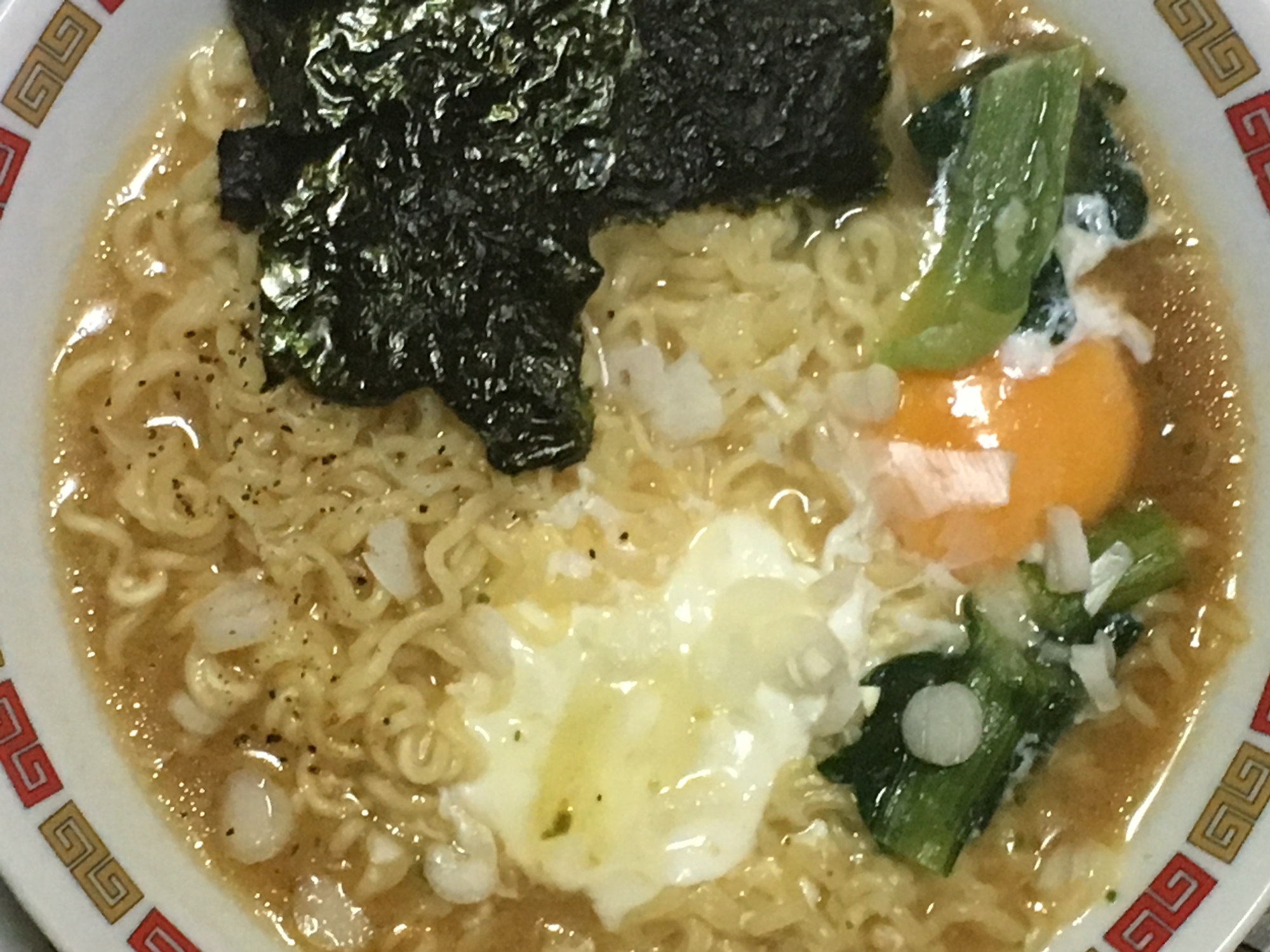 卵、海苔、小松菜、ネギの味噌ラーメン