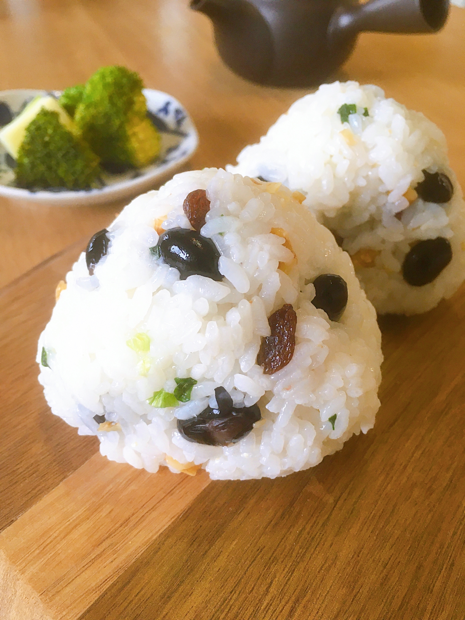 ほんのり甘い♡黒豆とレーズンのおにぎり♪