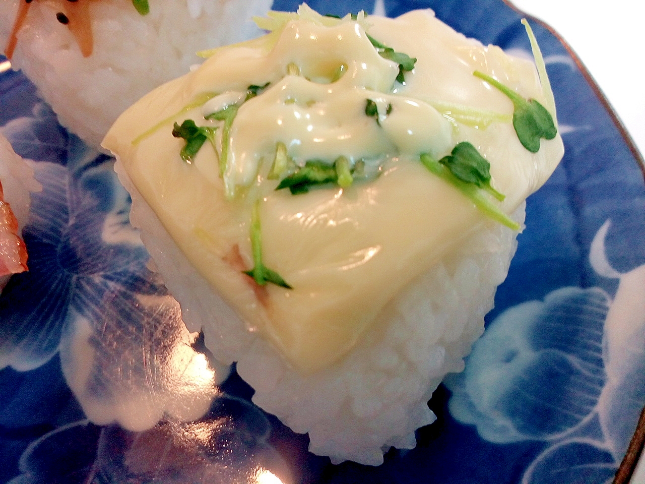 チーズとかいわれ大根とマヨネーズの焼きおにぎり