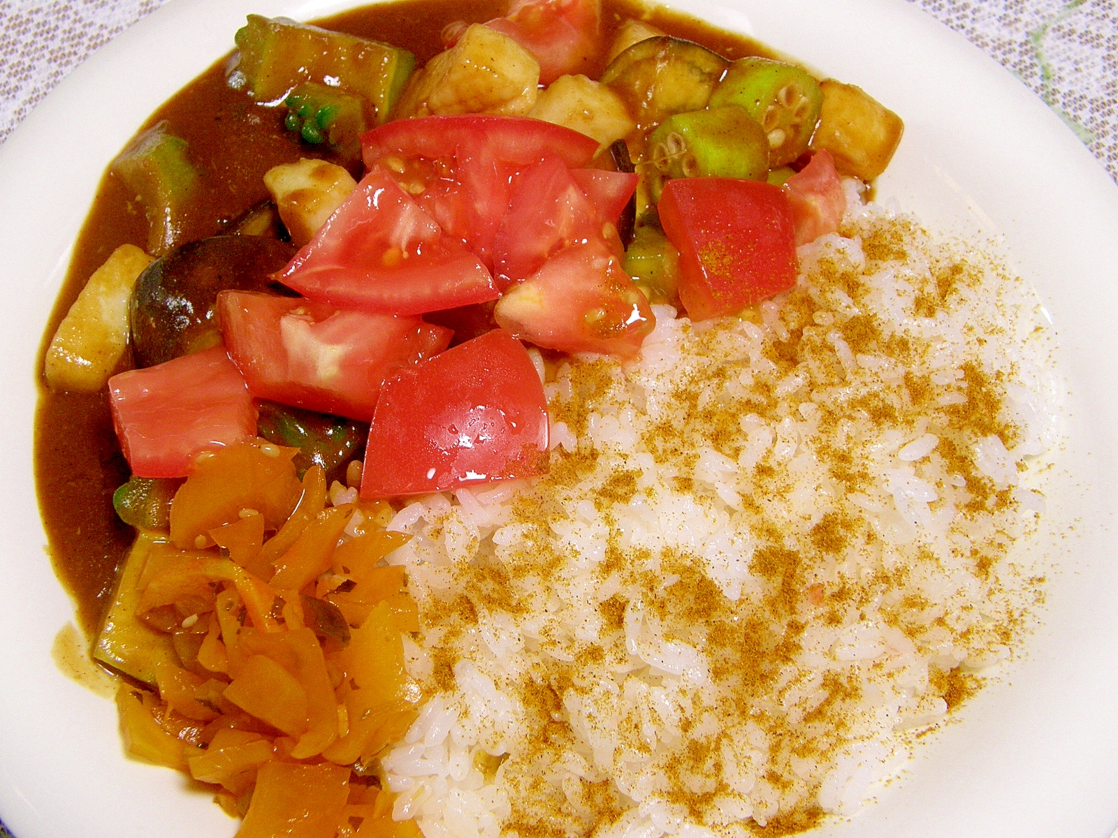 潮の香りと旬を味わえる・・・烏賊と夏野菜のカレー